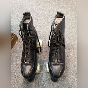 Roller Skates w/ Carrying Bag. Size 40. Basically New!